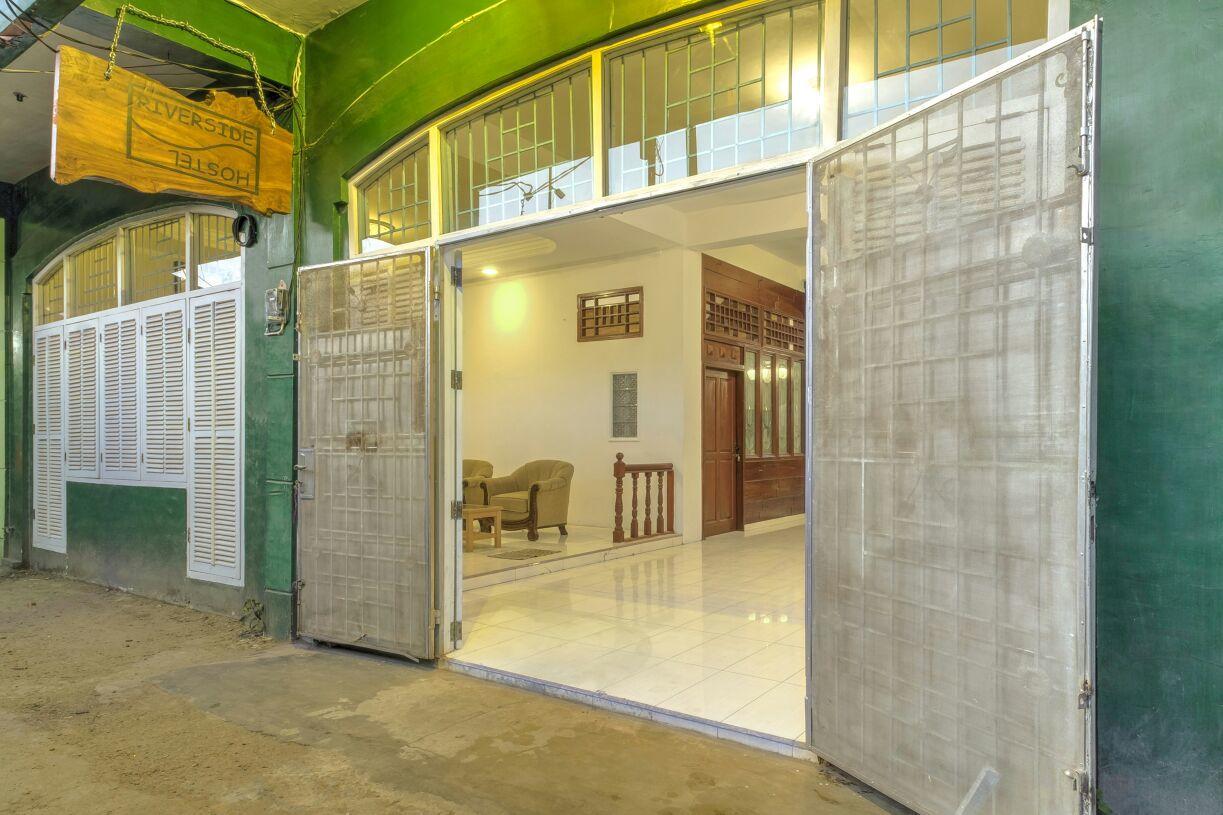 Riverside Hostel Padang Экстерьер фото