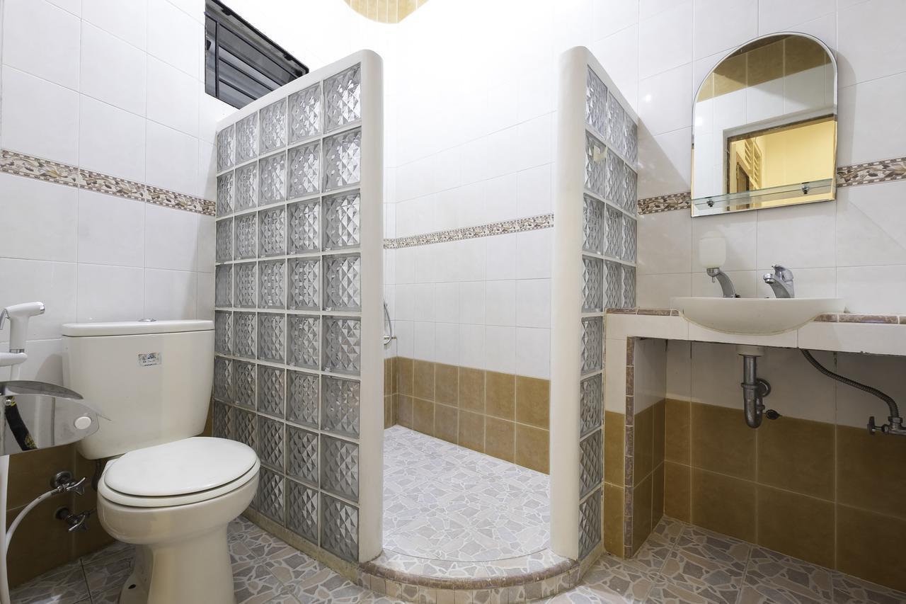 Riverside Hostel Padang Экстерьер фото